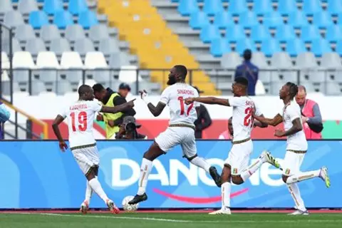 في غياب ديانج.. مالي تتعادل أمام جزر القمر وتتأهل إلى دور الـ16